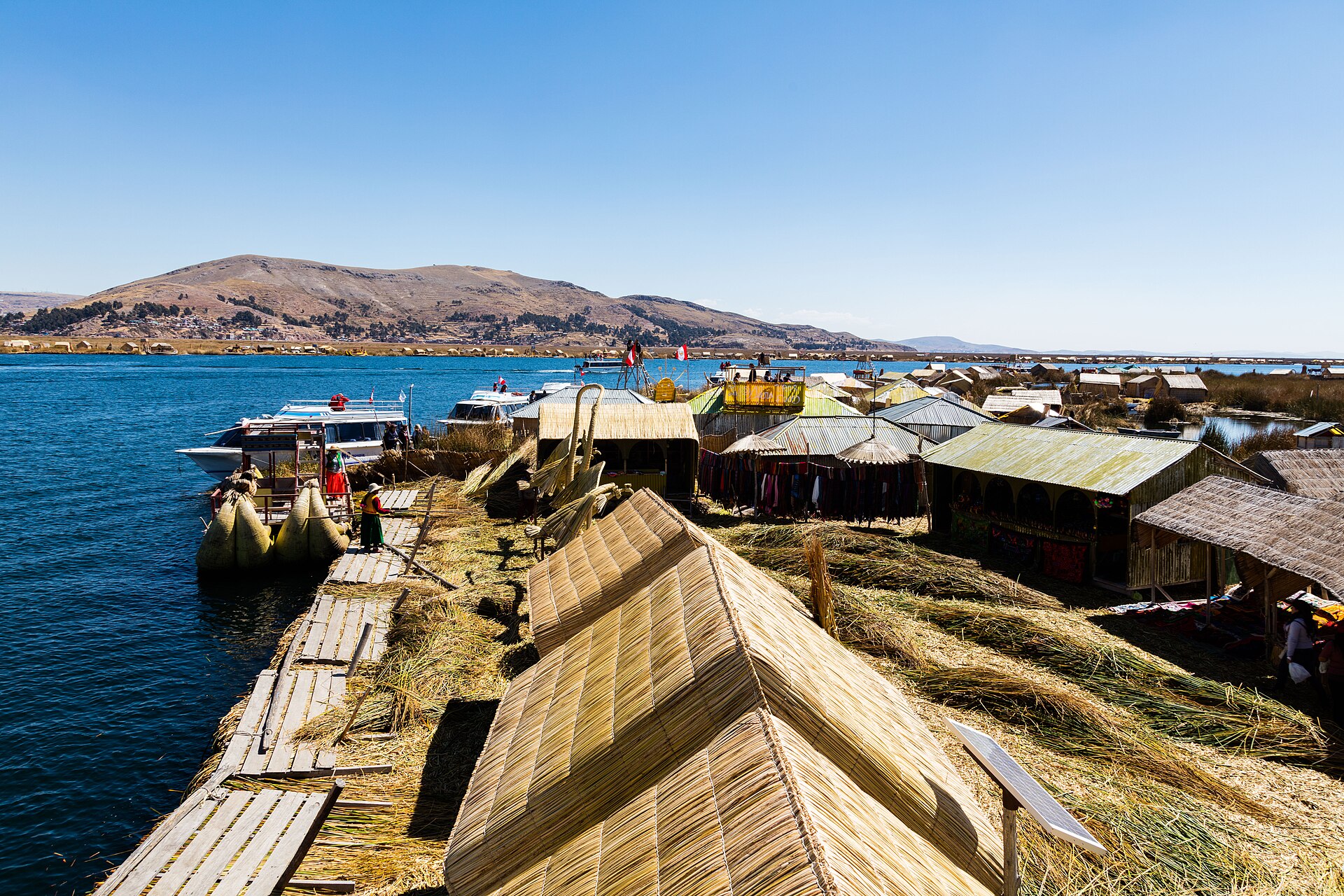 Les îles flottantes des Uros en roseaux totora sur le lac Titicaca