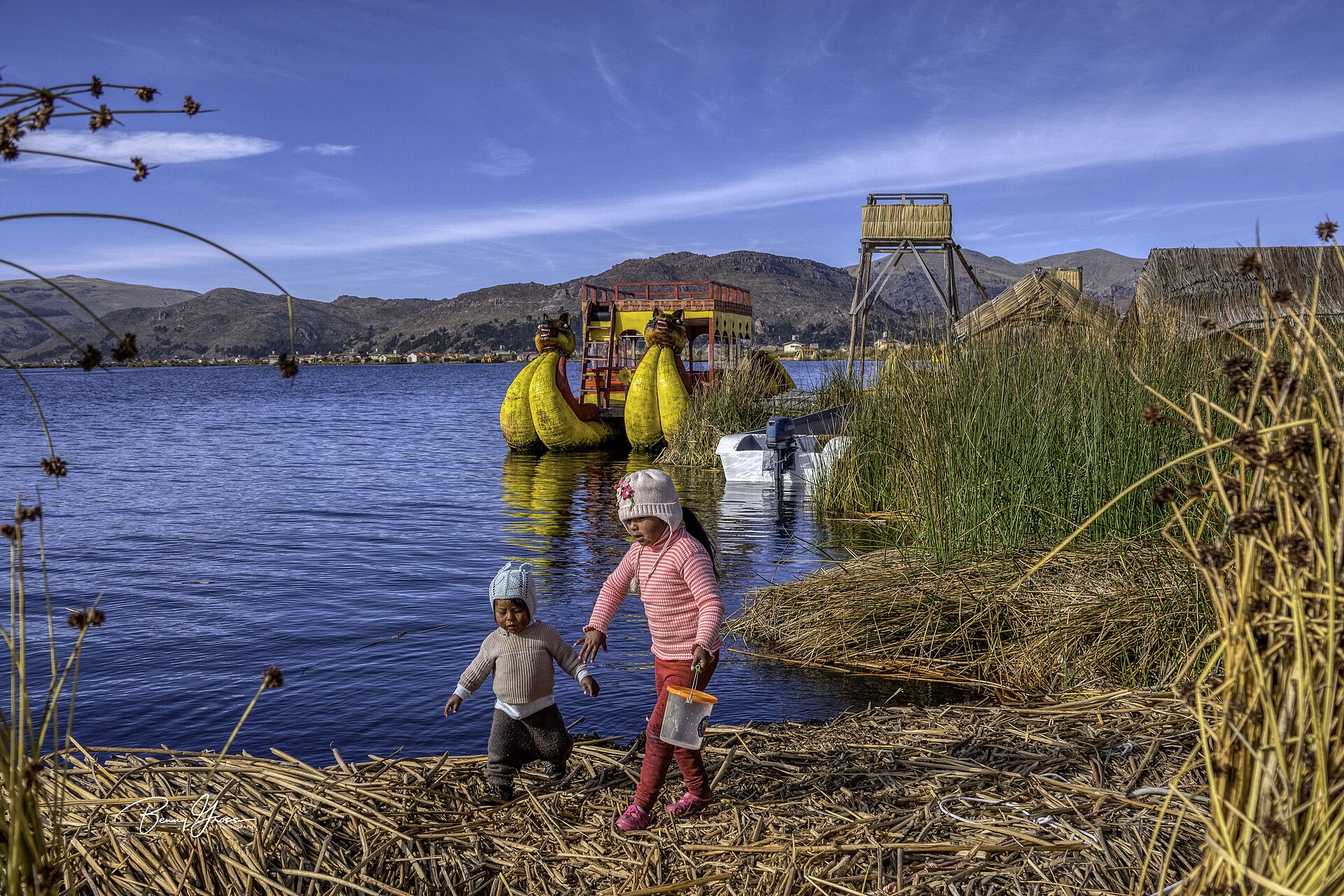 Famille uros au bord de son île de roseaux